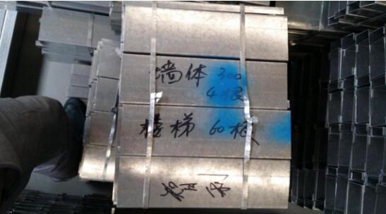 材料到現(xiàn)場后經過一個選料的過程，材料生產的時候已經把每個結構都標注出來了