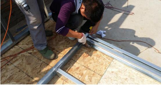 先拼裝出矩形結構，進行調整校正后固定下來，再在矩形里面安裝其他立桿