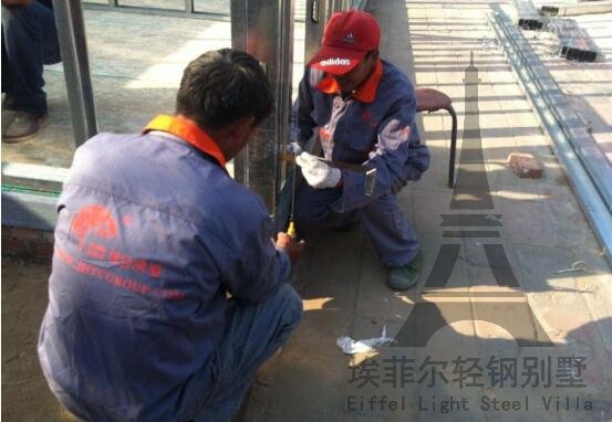 墻體前后方向垂直度調整：選取要調整的某墻體，將磁力線墜帶磁鐵側緊貼左側骨架頂部邊緣，垂線下垂2米，測量頂部與底部的垂線到骨架外立面的距離