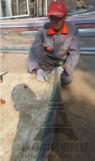 墻體組裝前的基礎放線工作，兩人配合利用墨斗彈線，一人將墨斗線頭拉出，另一人拿著墨斗盒，兩人對準每面墻體的點，將墻體骨架內邊線彈出