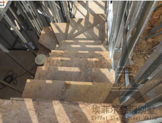 輕鋼別墅樓梯組裝結構板完成