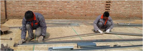 工人在進(jìn)行骨架上、下弦定位