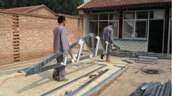 屋架部分拼裝完成后移走堆放