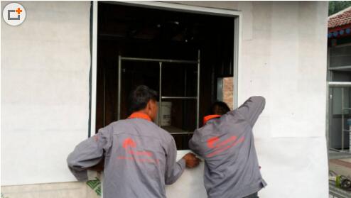 工人在進行窗框調(diào)整