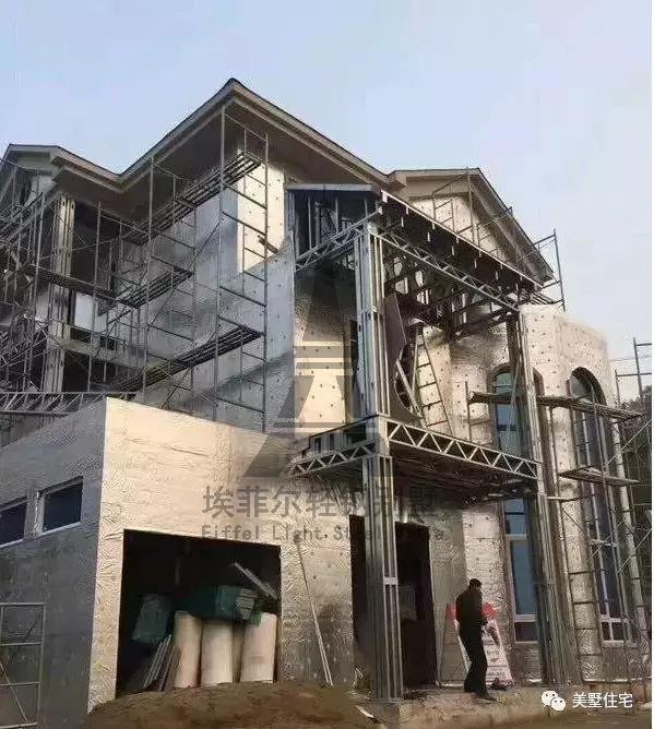 實(shí)拍小伙25天建好一套輕鋼別墅，外觀好看，但沒人愿意住