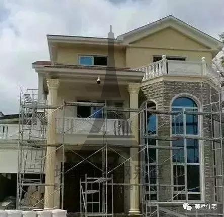 實(shí)拍小伙25天建好一套輕鋼別墅，外觀好看，但沒人愿意住